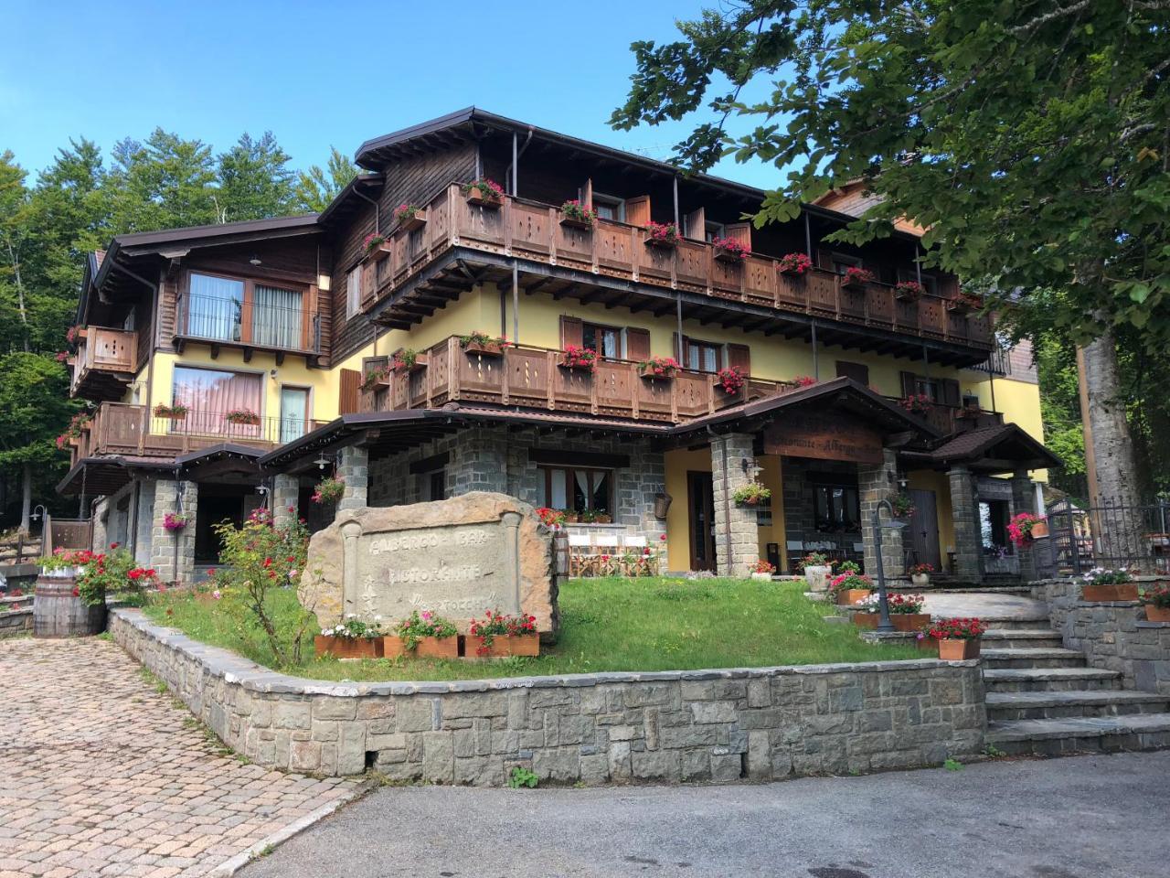 Albergo Bertocchi Collagna Esterno foto